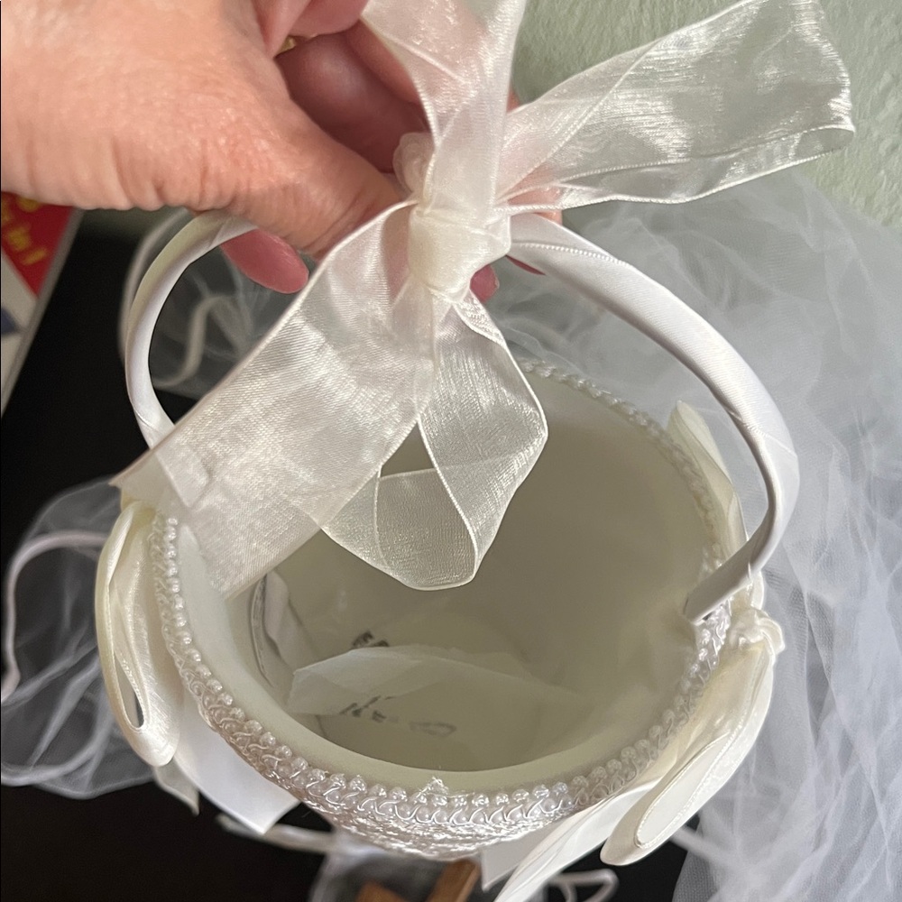 # 0702** White Lace Flower Wedding Tings Basket with Veil. W/ real Wood Cross. - Picture 5 of 17